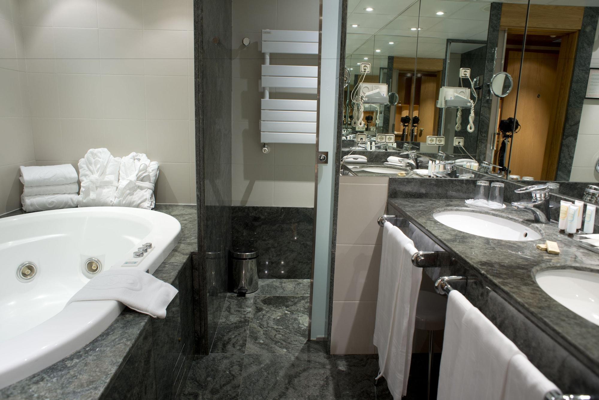 A Casa Canut Hotel Gastronomic Les Escaldes Exterior foto Bathroom