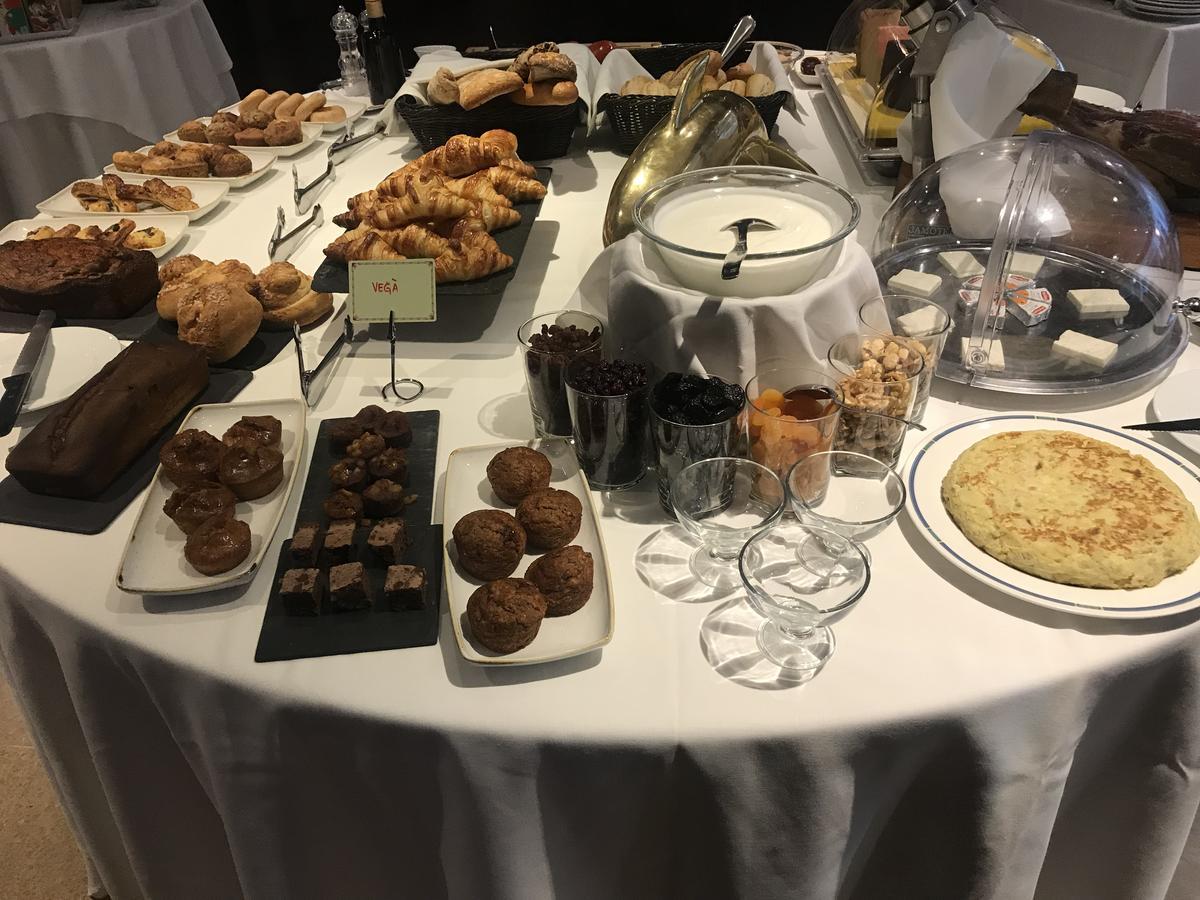 A Casa Canut Hotel Gastronomic Les Escaldes Exterior foto A selection of afternoon tea desserts