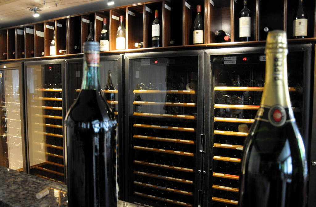 A Casa Canut Hotel Gastronomic Les Escaldes Exterior foto Wine lockers