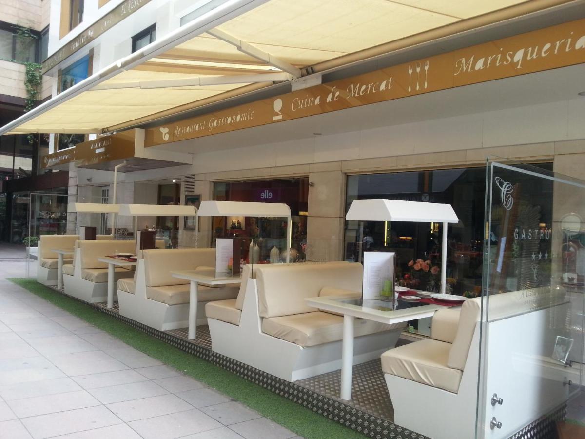 A Casa Canut Hotel Gastronomic Les Escaldes Exterior foto A café in the station